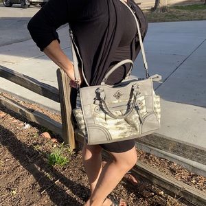 Selling a Simply Vera Wang hand bag.